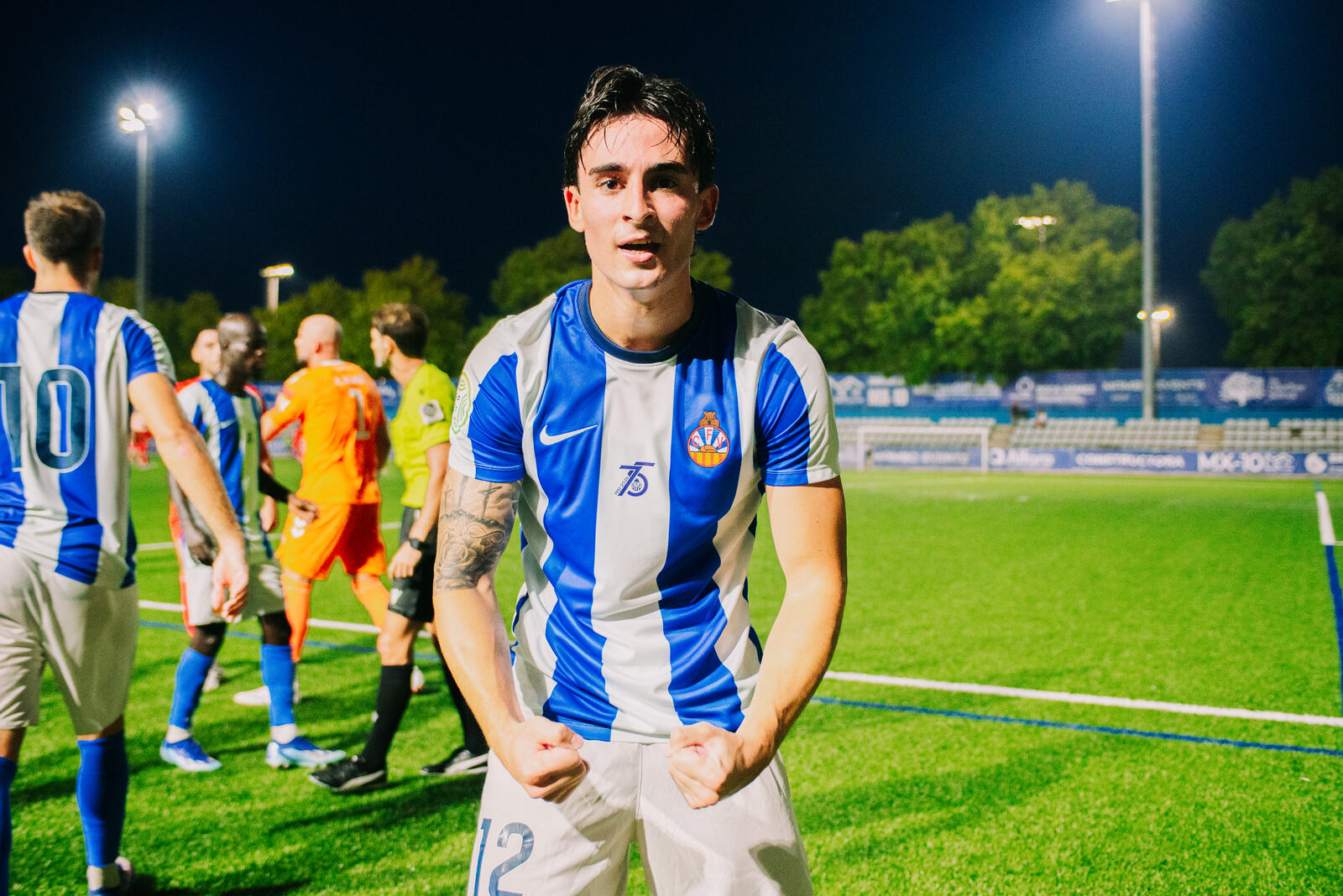 Jugador celebrando al acabar el partido bajo los focos del estadio